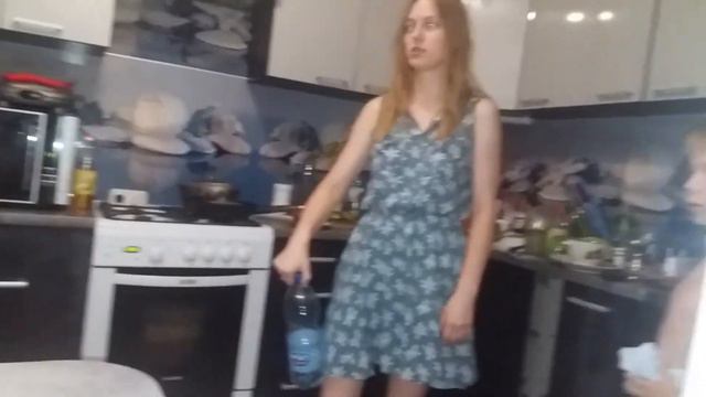 Когда пытаешься сделать популярное видео, но брат хочет колбасы. смотреть онлайн