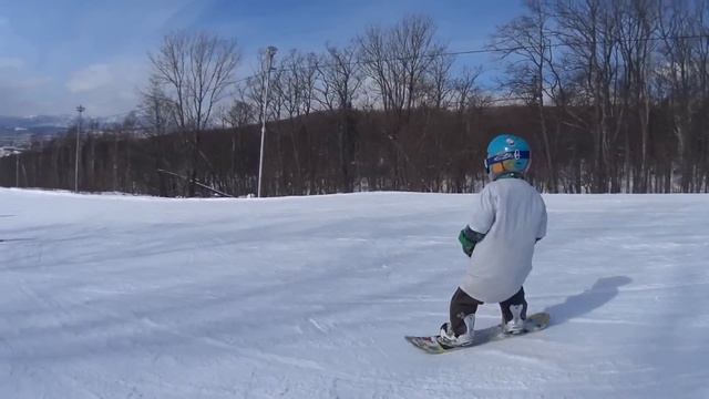 Малыш нереально катается на сноуборде. (3 years old snowboarding) смотреть онлайн
