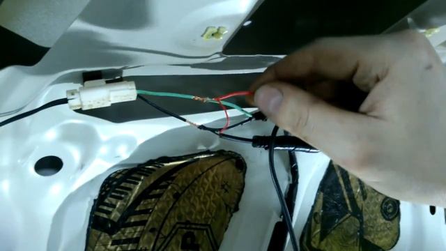 Ставим универсальную камеру заднего вида в машину.mp4 смотреть онлайн