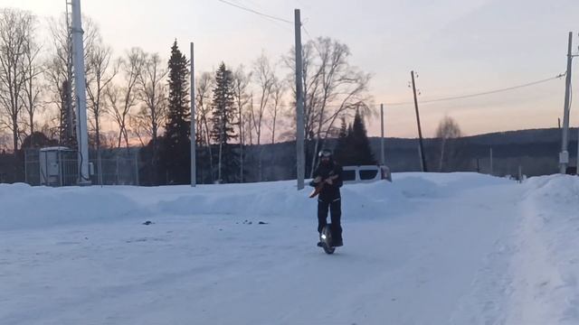 Игра на балалайке зимой на ходу на моноколесе смотреть онлайн