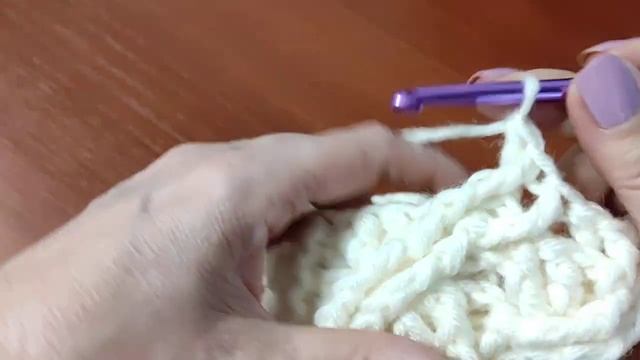 ТЕПЛАЯ ШАПКА, узор ,,КОСЫ,, крючком. Теплая шапочка для начинающих.