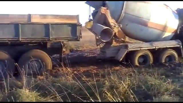 Цементовоз вытащил мужик смотреть онлайн