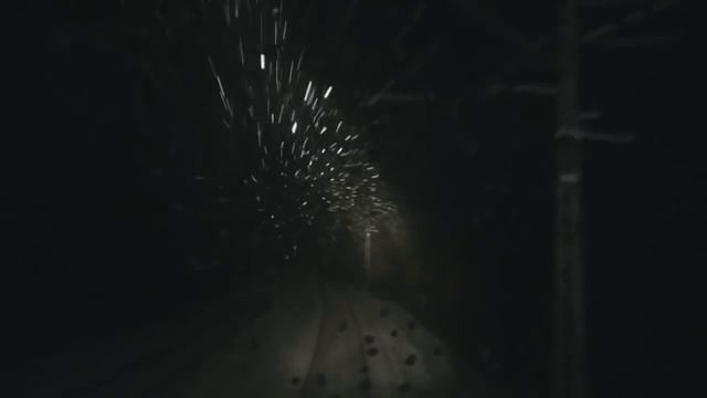 Снежный буран на Урале в разгар весны. Поезд пробивается в снежном буране. Вид из кабины машиниста. смотреть онлайн