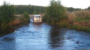 ПОЧЕМУ ЛЮДИ ЕДУТ ЧЕРЕЗ БРОД И ЛОМАЮТ СВОИ МАШИНЫ? Объезд пробки через реку по бездорожью!