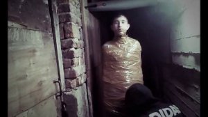 Замотали всего скотчем