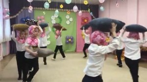 Танец гномиков с подушками