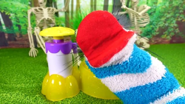 Fizzy Makes Halloween Squishies with The Doctor Squish Squishy Maker смотреть онлайн