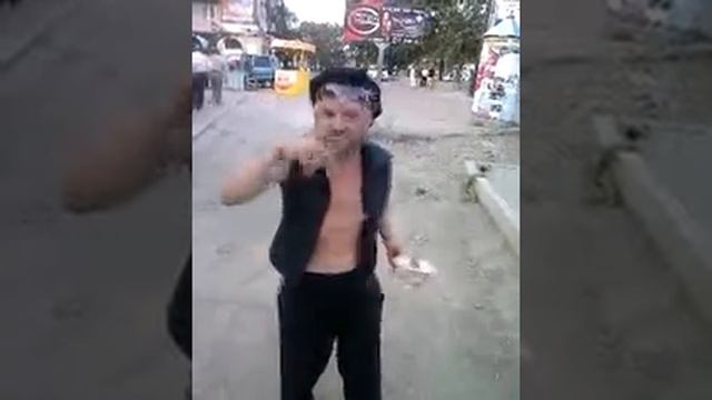 Бомж смешно поёт (повернуто) смотреть онлайн