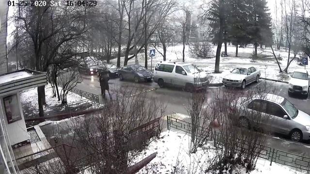 Москва, Ясенево, уютная камера во дворе со звуком. Live ptz. смотреть онлайн