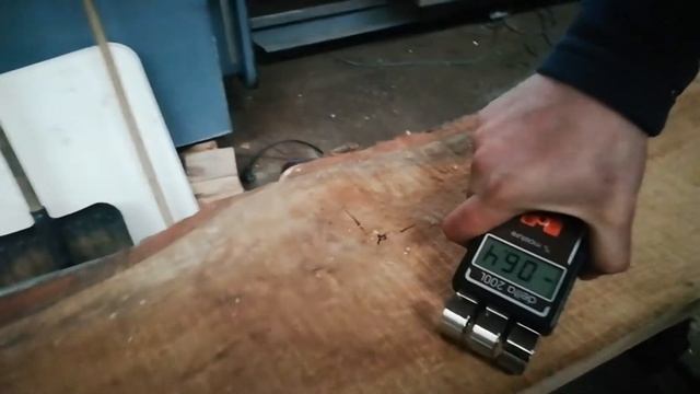 Свежевысушенный дуб. Замер влажности и распиловка. Проверка на скрытые трещины. смотреть онлайн