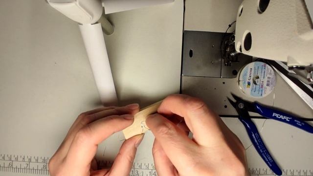 Делаем мини крючки для кукольной одежды. мастер класс. Все легко и просто) смотреть онлайн