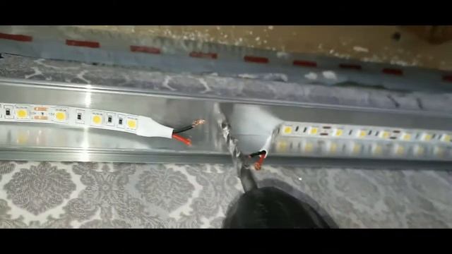 НАТЯНУЛ С ЖЕНОЙ ПОТОЛОК НА ДАЧЕ С КОНТУРНОЙ ПОДСВЕТКОЙ. смотреть онлайн