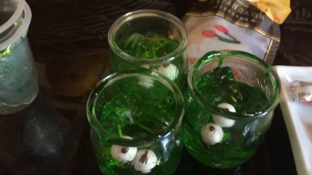 Мы приготовили 5 жутких блюд на Хэллоуин 2020. Сладости на Хэллоуин. Еда на Хэллоуин. смотреть онлайн