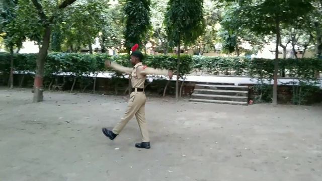 स्टाइल मार्च करते हुए पीछे मुड़ने का सही तरीका | Tej chaal mein piche mudne ka sahi tarika смотреть онлайн