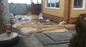 Выравнивание двора, подготовка под брусчатку