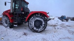 Трактор КИРОВЕЦ и трактор ХТЗ Т-150К против снега. Бьют дорогу по полю, на силосную яму. Метель.