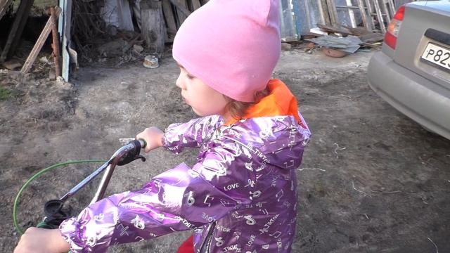 НЕУДАЧНЫЙ ПОДАРОК: ребенку не понравился новый велосипед. Зато участвовал в посадке абрикоса! смотреть онлайн