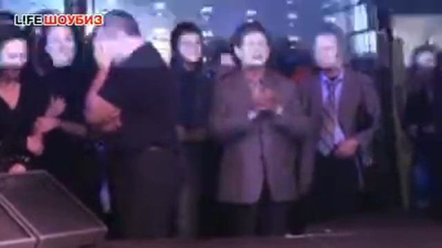Эдуард Хиль выступил в Москве вместе с сыном смотреть онлайн