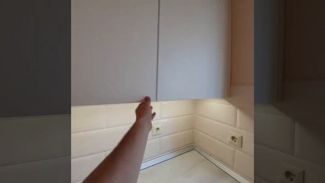 Белая угловая кухня с крашеными фасадами в стиле Хай-тек с пластиковой столешницей смотреть онлайн