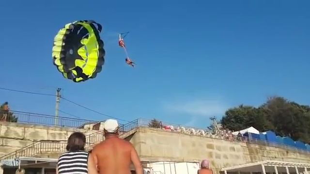 Водный парашют на Черном море зацепился за электропровода и покалечил туристов смотреть онлайн