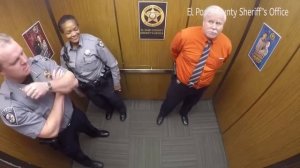 Танец полицейских в лифте прославил их в сети