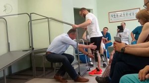 Обучение правильной ходьбе на протезе - подъем  и спуск по лестнице