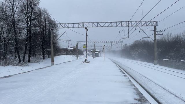 Встречные заснеженные аэроэкспрессы на пл. Булатниково. ЭД4МКМ-АЭРО-0003 и ЭД4МКМ-АЭРО-0002 смотреть онлайн
