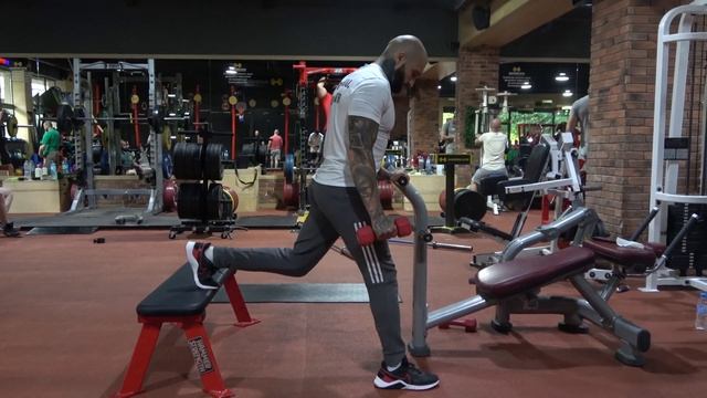 Асистиран български клек с дъмбел / Assisted Dumbbell Bulgarian Split Squat