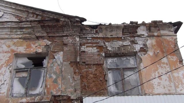 В центре Василькова на головы прохожих падают кирпичи! смотреть онлайн