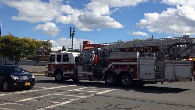 Schenectady Fire-Rescue (New York) Truck 1 and Mohawk Ambulance 2 Responding смотреть онлайн