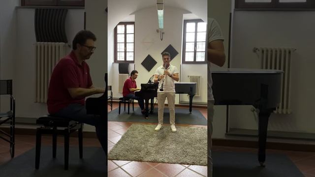 Simone Nicoletta plays Mozart Clarinet Concerto (Exposition) смотреть онлайн