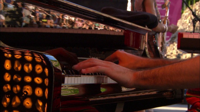 Esperanza Spalding - Crowned & Kissed - Live смотреть онлайн