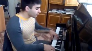Парень красиво играет на фортепиано и поет - По ресторанам