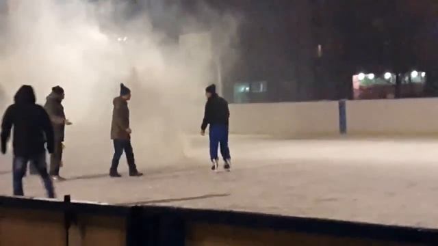Крутая драка, мужик на коньках избил троих.Awesome fight 1 vs 3! смотреть онлайн
