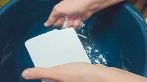 Первый раз ломаю спортивную магнезию. это не так просто