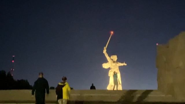 Мамаев курган и скульптура «Родина -мать зовёт» г. Волгоград . смотреть онлайн