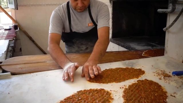 Турецкая УЛИЧНАЯ Еда: Турецкий ЛАХМАДЖУН - Самое Популярное БЛЮДО в Турции, Как ЕГО Готовят... смотреть онлайн