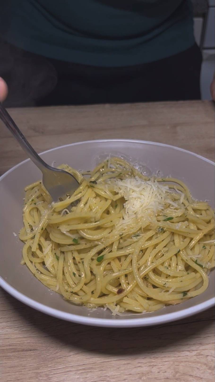 Спагетти Aglio E Olio. Паста из трех ингредиентов (на самом деле, нет)