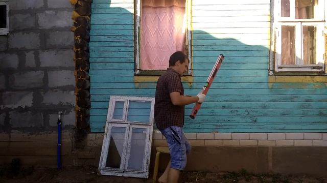 Ну почему в деревне всё такое кривое?! Меняем окна в доме смотреть онлайн