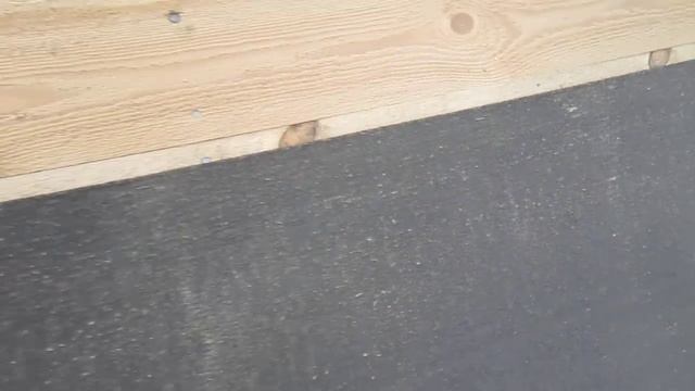 Укладка рубероида на деревянную обрещётку