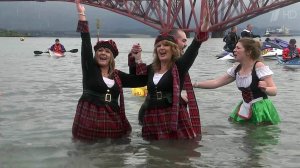 По всему миру любители зимнего плавания устраивают традиционные новогодние заплывы