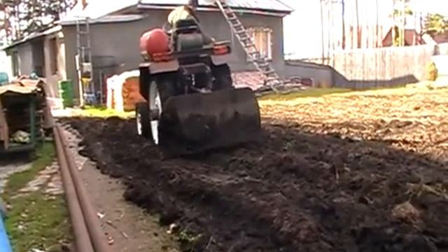 самодельный трактор .подготовка огорода к зиме . смотреть онлайн