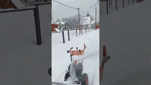 Уборка снега сцепкой снегоуборщика и самодельного минитрактора смотреть онлайн
