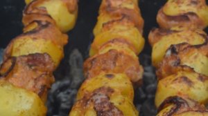 ШАШЛЫК ИЗ КАРТОШКИ С СЫРОКОПЧЕНЫМ БЕКОНОМ НА МАНГАЛЕ _ РЕЦЕПТ ПРОСТО БОМБА!!!!!