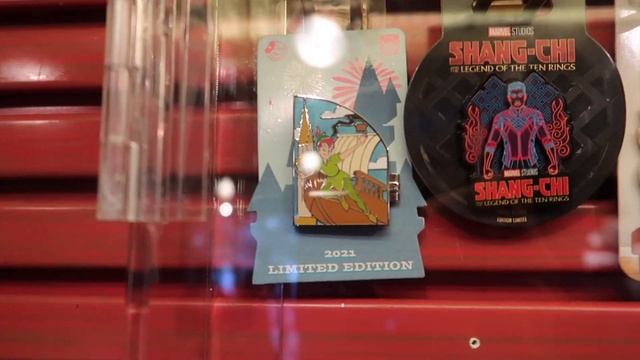 Pin Trading At Magic Kingdom | MYSTERY Pins Are Back! смотреть онлайн