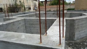 Фундамент для двухэтажного кирпичного дома, залитый вручную бетономешалкой.