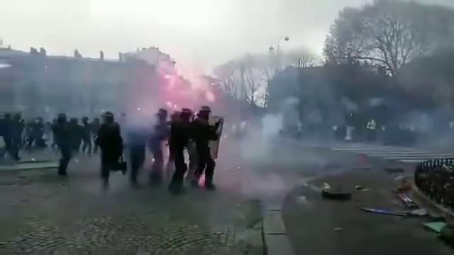 ️ Что творится в Париже прямо сейчас смотреть онлайн