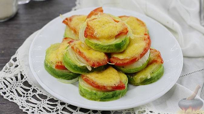 Самое сложное - дождаться запекания.) 
КАБАЧКИ С ПОМИДОРАМИ И СЫРОМ