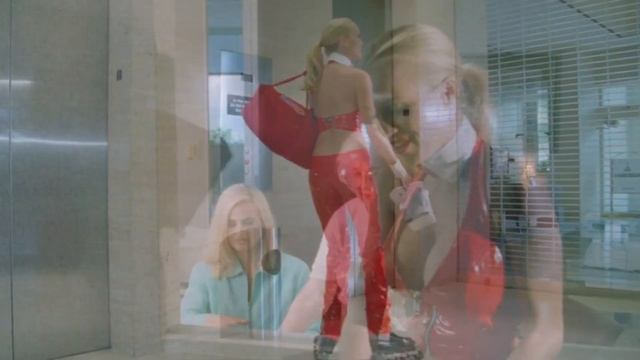 девушка на роликах в латексе красивая блондинка смотреть онлайн