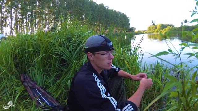 Ловля КАРАСЯ на ПЕРЛОВКУ С ЧЕСНОКОМ. Рыбалка на ПОПЛАВОЧКУ смотреть онлайн